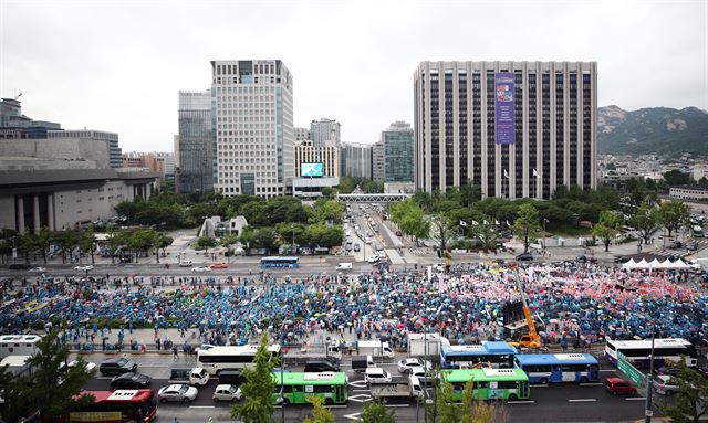 29일 오후 서울 광화문광장에서 전국 소상공인들이 최저임금 제도개선 촉구대회를 하고 있다. 연합뉴스