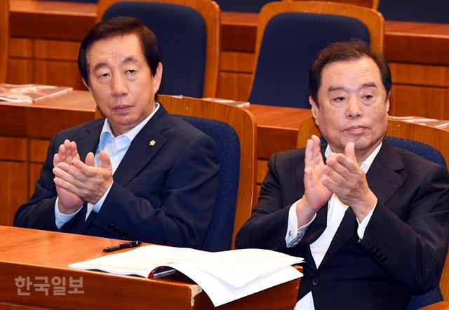 김병준 자유한국당 비상대책위원장과 김성태 원내대표가이 29일 서울 여의도 국회 헌정기념관에서 열린 국민연금 스튜어드십 코드.바람직한 시행 방향은 ? 토론회에 참석 하고 있다.배우한 기자