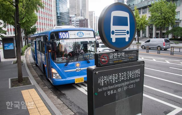 서울시가 내년까지 버스정류소 100개소에 독립운동가 이름을 병기한다. 백범 김구 선생의 집무실과 숙소로 사용된 종로구 경교장 인근 ‘서울역사박물관’ 정류소는 김구 선생의 이름 병기를 검토 중이다. 류효진기자