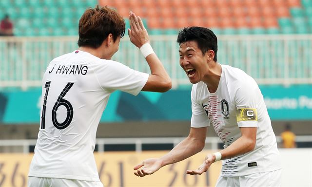 황의조(왼쪽)와 손흥민이 29일 인도네시아 자와바랏주 보고르 치비농 파칸사리 스타디움에서 열린 자카르타-팔렘방 아시안게임 남자축구 준결승 베트남의 경기에서 득점을 합작한 뒤 기뻐하고 있다. 한국이 3-1로 이겨 결승에 올랐다. 치비농=연합뉴스