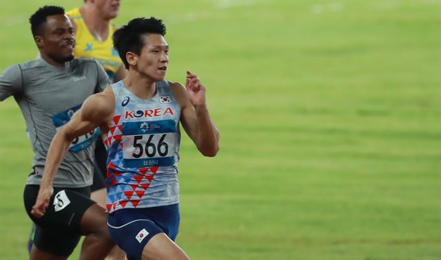 김국영이 29일 아시안게임 육상 남자 200m 결선에서 아쉽게 4위에 그쳤다. 사진은 준결선에서 역주하는 그의 모습. 자카르타=연합뉴스