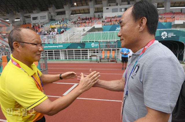 '2018 자카르타ㆍ팔렘방 아시안게임' 남자 축구 4강전 한국대 베트남 경기에서 경기 시작 전 한국 김학범 감독(오른쪽)과 베트남 박항서 감독이 인사를 하고 있다. 보고르(인도네시아)=서재훈 기자 spring@hankookilbo.com