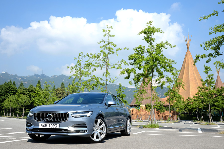 Volvo S90 D5 AWD (1)