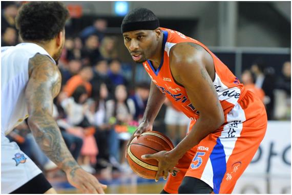 올 시즌 KCC 유니폼을 입고 뛰는 브랜든 브라운. KBL 제공