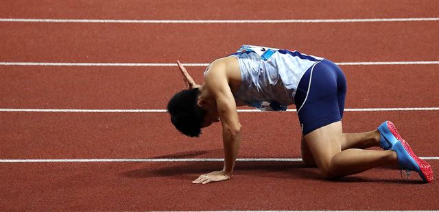 2018 자카르타-팔렘방 아시안게임 남자 200m 결승 경기가 열린 29일(현지시각) 오후 인도네시아 자카르타 겔로라 붕 카르노(GBK) 메인 스타디움에서 4위를 한 김국영이 아쉬워하고 있다. 뉴시스