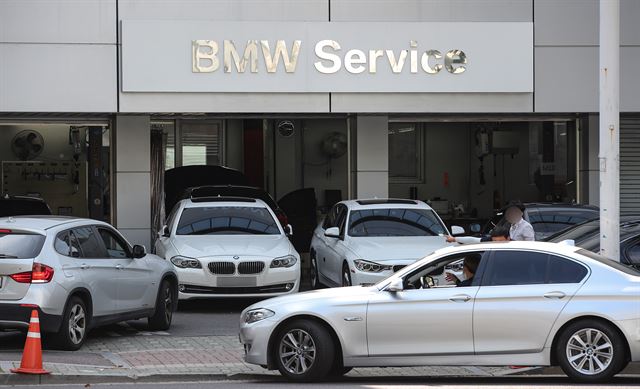 연쇄 차량 화재사고로 논란을 빚고 있는 BMW 디젤 엔진 리콜(결함 시정)이 시작된 20일 오전 서울 송파구의 한 BMW 공식서비스 센터가 리콜과 안전 점검을 받으려는 차량으로 붐비고 있다. 연합뉴스