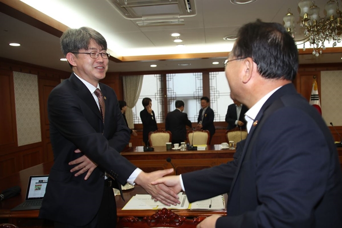 지난달 28일 서울 세종로 정부서울청사에서 열린 국정현안점검조정회의에 참석한 강신욱(왼쪽) 신임 통계청장이 김부겸 행정안전부 장관과 악수하고 있다. 연합뉴스