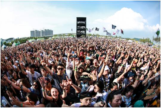 12일 인천 송도달빛축제공원에 마련된 2018 인천 펜타포트 락 페스티벌 메인 무대 앞에서 관람객들이 공연을 즐기고 있다. 인천관광공사 제공