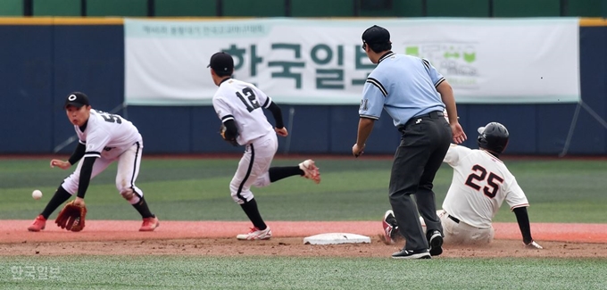 제46회 봉황대기 전국고교야구대회 16강전 대구 상원고와 공주고 경기 9회 말 포볼로 나간 강민기가 2루 도루에 성공하고 있다. 경기는 대구상원고 3:1승. 신상순 선임기자