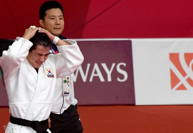 ‘2018 아시안게임’ 유도 남자 73kg급 결승 한국 안창림과 일본 오노 쇼헤이와의 경기에서 패배, 판정 영상을 보며 경기장을 나서고 있다. 자카르타(인도네시아)=서재훈 기자