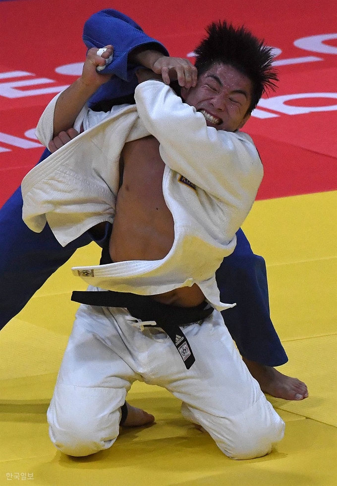 ‘2018 아시안게임’ 유도 남자 73kg급 결승 한국 안창림과 일본 오노 쇼헤이와의 경기에서 안창림이 업어치기를 시도하고 있다. 자카르타(인도네시아)=서재훈 기자