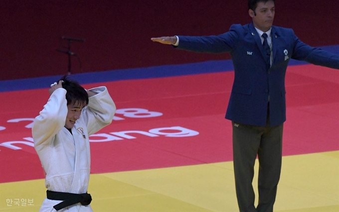 ‘2018 아시안게임’ 유도 남자 73kg급 결승 한국 안창림과 일본 오노 쇼헤이와의 경기에서 패배, 심판의 판정을 받고 아쉬워 하고 있다. 자카르타(인도네시아)=서재훈 기자