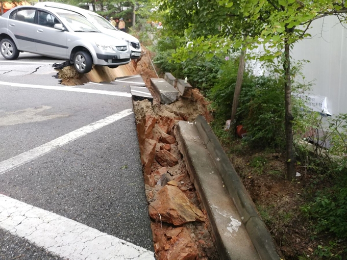 땅이 내려앉은 서울 금천구 도로. 서울구로소방서 제공=연합뉴스