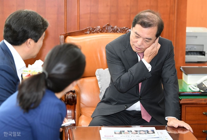 31일 오전 서울 여의도 국회 자유한국당 비상대책위원회 원장실에서 김병준(오른쪽) 비상대책위원장이 당의 가치와 좌표 재정립 소위 회의를 시작하기 앞서 비상대책위원들과 이야기를 나누고 있다. 홍인기 기자