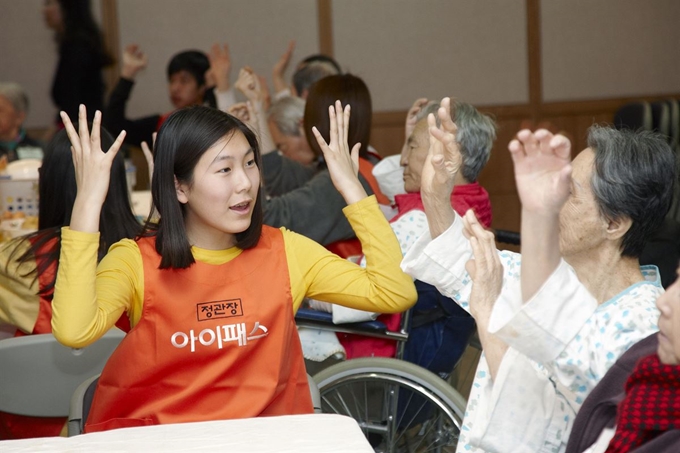 KGC인삼공사의 중고생 봉사단체인 '아이패스 봉사단' 학생들이 소외계층을 방문하여 함께 즐거운 시간을 보내고 있다. KGC인삼공사 제공