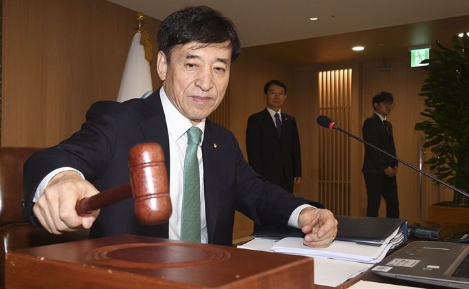 이주열 한국은행 총재가 31일 오전 서울 중구 한국은행 금통위 회의실에서 열린 금융통화위원회에서 의사봉을 두드리고 있다. 신상순 선임기자