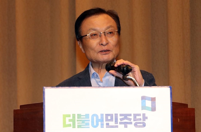 이해찬 더불어민주당 대표가 31일 충남 예산군 리솜스파캐슬 덕산에서 열린 민주당 2018년 정기국회 대비 워크숍에서 인사말하고 있다. 예산= 연합뉴스