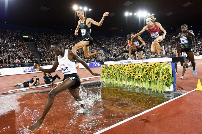 [신발이 벗겨져도] 30일(현지시간) 스위스 취리히에서 열리고 있는 국제육상경기연맹(IAAF) 다이아몬드 리그 3000m 남자 장애물경기에서 케냐의 콘세슬러스 키프루토(왼쪽) 선수가 한쪽 신발이 벗져진 채 장애물을 뛰어넘고 있다. 키프루토 선수는 이날 경기에서 우승. EPA 연합뉴스