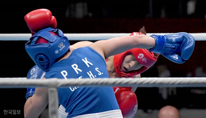 '2018 자카르타-팔렘방 아시안게임' 복싱 여자 라이트급(60kg) 준결승전에서 한국 오연지(빨간 글러브)가 북한 최혜송의 얼굴에 펀치를 날리고 있다. 자카르타(인도네시아)=서재훈 기자