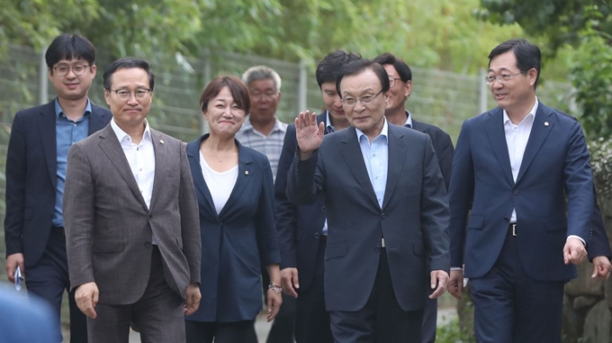 이해찬 더불어민주당 대표(가운데)가 1일 오후 경남 김해시 봉하마을을 방문, 권양숙 여사 예방을 마친 후 지지자를 향해 손 인사하고 있다. 연합뉴스