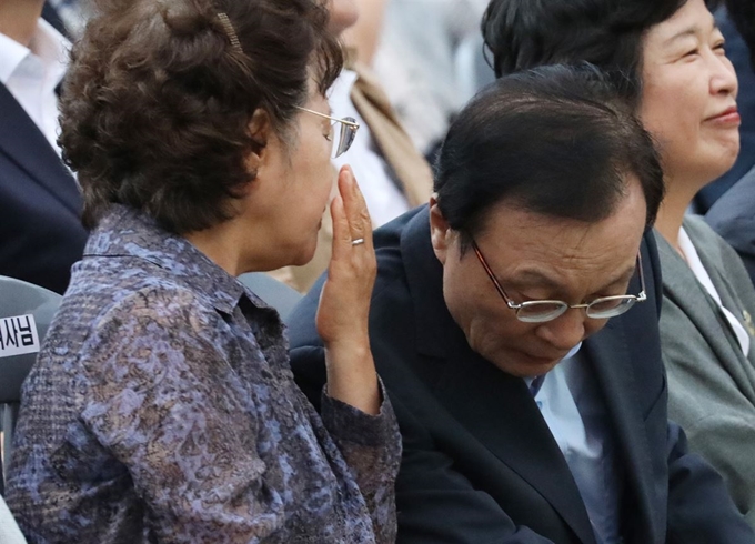 이해찬 더불어민주당 대표(오른쪽), 권양숙 여사가 1일 오후 경남 김해시 봉하마을에서 열린 고 노무현 전 대통령 72주기를 맞아 열린 '봉하 음악회'에서 대화를 나누고 있다. 뉴스1