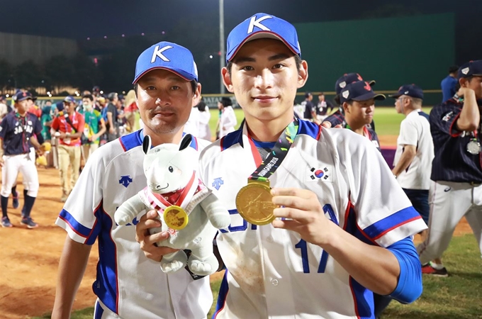 1일 오후 (현지시간) 인도네시아 자카르타 겔로라 붕 카르노(GBK) 야구장에서 열린 2018 자카르타-팔렘방 아시안게임 결승 한국과 일본의 경기에서 3-0으로 승리하며 우승을 차지한 한국 이정후와 이정후의 아버지 이종범 주루코치가 금메달을 들고 기념촬영을 하고 있다. 자카르타=연합뉴스