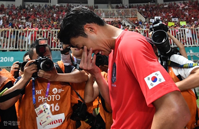 2018 자카르타·팔렘방 아시안게임 남자축구 결승전 한국과 일본의 경기에서 2대1로 승리하며 금메달을 획득, 손흥민이 세리머니 도중 눈물을 닦고 있다. 치비농(인도네시아)=서재훈 기자