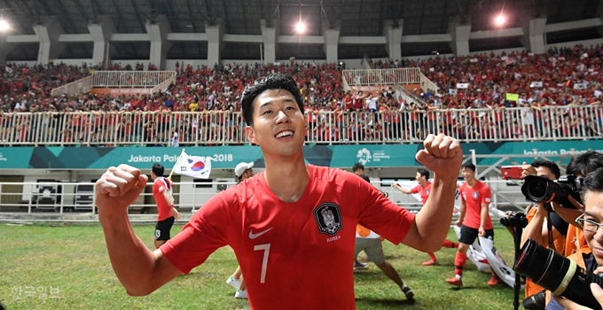 2018 자카르타·팔렘방 아시안게임 남자축구 결승전 한국과 일본의 경기에서 2대1로 승리하며 금메달을 차지하자 손흥민이 세리머니를 하고 있다. 치비농(인도네시아)=서재훈 기자