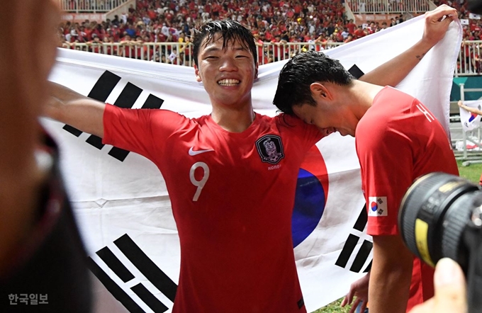 열린 2018 자카르타·팔렘방 아시안게임 남자축구 결승전 한국과 일본의 경기에서 2대1로 승리하며 금메달을 차지하자 손흥민이 세리머니 도중 황희찬 품에 안기고 있다. 치비농(인도네시아)=서재훈 기자