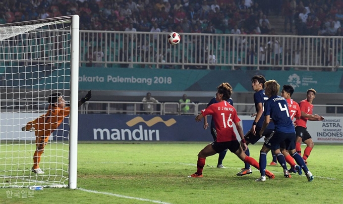 2018 자카르타·팔렘방 아시안게임 남자축구 결승전 한국과 일본의 경기에서 연장 전반 황희찬(오른쪽 9번)이 헤딩슛을 한 뒤 볼을 지켜보고 있다. 치비농(인도네시아)=서재훈 기자