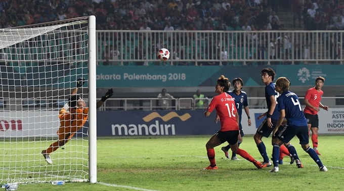 2018 자카르타·팔렘방 아시안게임 남자축구 결승전 한국과 일본의 경기에서 연장 전반 황희찬(오른쪽 9번)이 헤딩슛을 한 뒤 볼을 지켜보고 있다. 치비농(인도네시아)=서재훈 기자