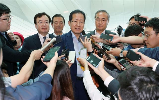 미국에 머물고 있는 홍준표 자유한국당 전 대표가 지난 7월 출국 전 인천공항에서 기자들과 질의응답을 하고 있다. 연합뉴스