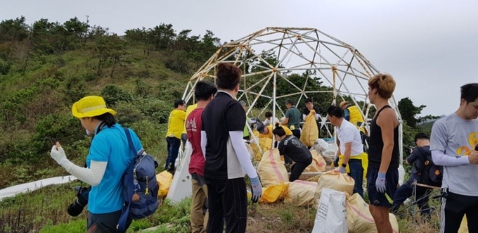 [한국일보 저작권] 1일 오후 진도 동거차도를 방문한 세월호 유가족들이 초소와 돔 등을 철거하고 있다. 독자제공