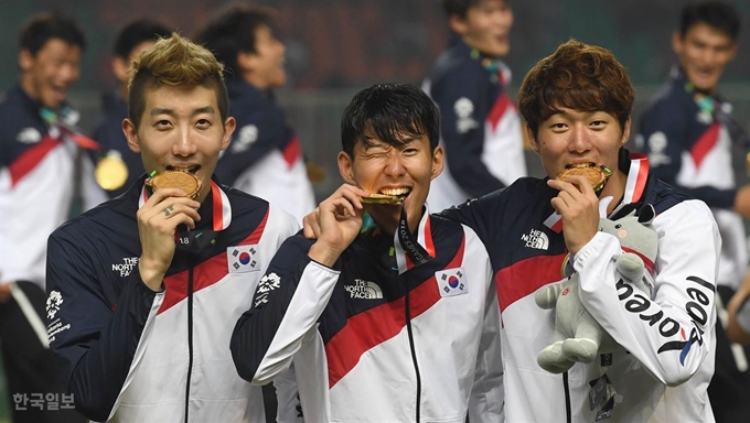 한국 축구 우승1일 저녁(현지시간) 인도네시아 자와바랏주 보고르 치비농의 파칸사리 스타디움에서 열린 2018 자카르타·팔렘방 아시안게임 남자축구 결승전 한국과 일본의 경기에서 한국이 2대1로 승리하며 금메달을 획득, 이어진 시상식에서 조현우(왼쪽부터), 손흥민, 황의조가 메달 세리머니를 하고 있다. 치비농(인도네시아)=서재훈 기자