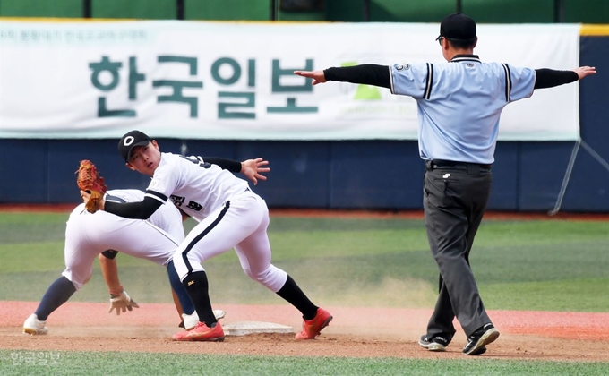 4회말 2사2루에서 2루에 있던 대구고 신준우가 투수 견제구에 세입 되고 있다. 홍인기 기자