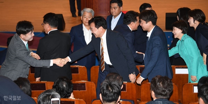 [저작권 한국일보] 2일 오후 서울 여의도 국회 의원회관에서 열린 바른미래당 당대표 및 최고위원, 전국청년위원장 선출대회를 마치고 손학규 신임 당대표와 최고위원들이 악수를 나누고 있다. 류효진기자