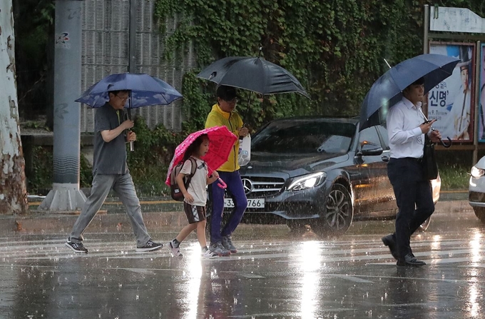 지난달 29일 오후 서울 노원구 월계동에서 우산을 쓴 시민들이 발걸음을 서두르고 있다. 뉴스1