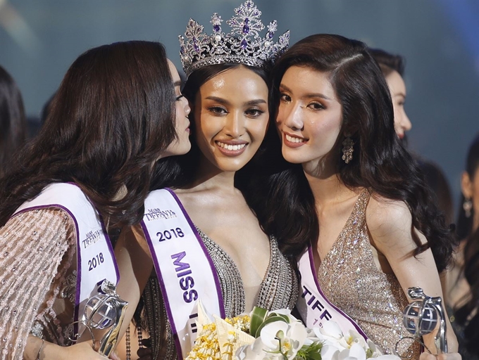 지난달 31일(현지시간) 태국 파타야에서 열린 '2018 미스 티파니 유니버스(Miss Tiffany’s Universe Thailand)'에서 우승을 차지한 Kanwara Kaewjin(가운데)가 왕관을 쓰고 환하게 미소짓고 있다. EPA연합뉴스