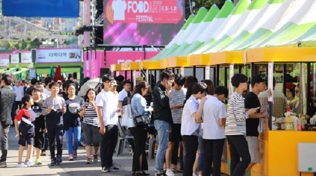 지난해 전남 순천 푸드아트 페스티벌을 찾은 시민과 관광객들이 축제부스에서 다양한 맛을 보고 있다. 순천시 제공