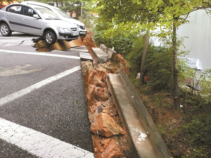 지난달 31일 오전 4시 38분쯤 서울 금천구 가산동의 한 아파트 주차장 땅이 꺼지면서 주민들이 대피했다. 소방당국에 따르면 최근 내린 강한 비에 지반이 약해지면서 아파트 인근 공사장과 도로에서 가로 30ｍ, 세로 10ｍ, 깊이 6ｍ의 지반 붕괴가 발생한 것으로 추정하고 있다. 연합뉴스