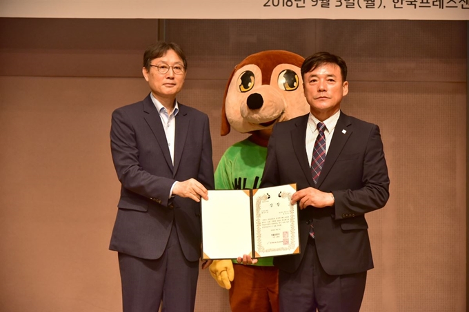 윤경희 청송군수가 ‘2018 매니퍼스토 약속대상’시상식에서 선거공보 분야 최우수상을 수상했다. 청송군 제공.