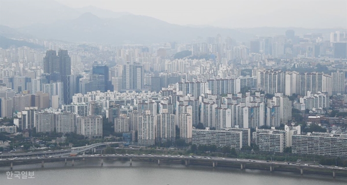 서울 용산구와 마포구의 아파트 단지 전경. 한국일보 자료사진