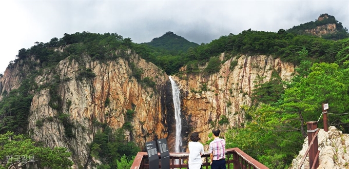 설악산 대승폭포. 전망대 바로 앞에서 89m 수직 낙하하는 장관을 볼 수 있어 감동이 생생하게 전달된다. 인제=최흥수기자