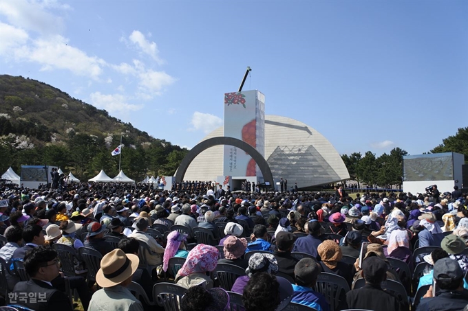 [저작권 한국일보]제주 4ㆍ3 사건 당시 불법 군사재판으로 형무소에 수감돼 억울한 옥살이를 한 4ㆍ3 수형 생존자들에 대한 재심이 70년 만에 열린다. 사진은 지난 4월 3일 제주4ㆍ3평화공원에서 진행된 4ㆍ3 70주년 추념식 전경. 김영헌 기자.