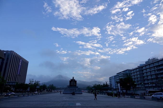 바람이 불면서 아침·저녁으로 다소 선선한 날씨를 보인 4일 이른 아침 서울시 종로구 광화문광장에서 시민들이 긴 소매 옷을 입고 출근하고 있다. 연합뉴스