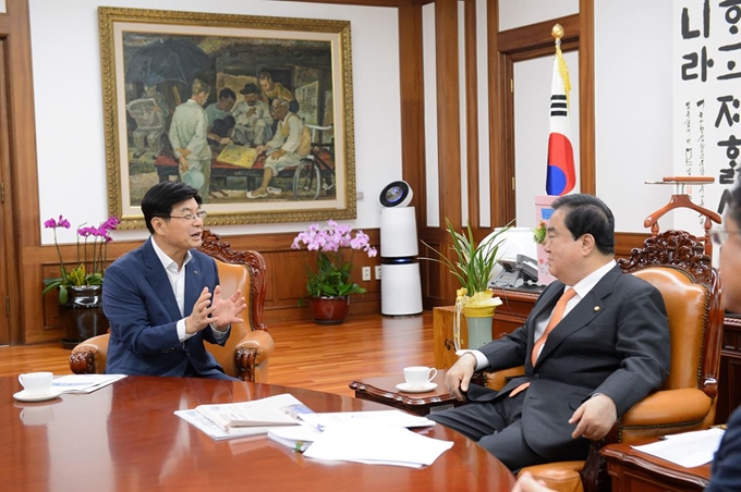 이춘희 세종시장이 지난달 30일 문희상 국회의장에게 국회분원 설치에 적극 협조해 달라고 요청하고 있다. 세종시 제공.