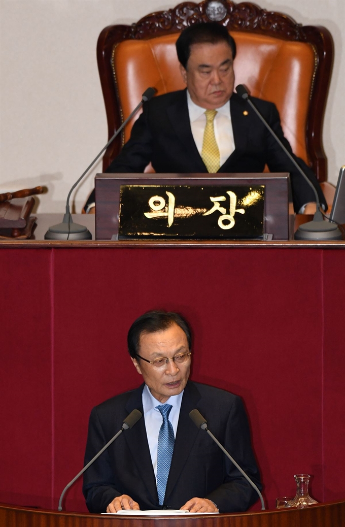 이해찬 더불어민주당 대표가 4일 오전 서울 여의도 국회 본회의에서 교섭단체 대표연설을 하고 있다. 홍인기 기자