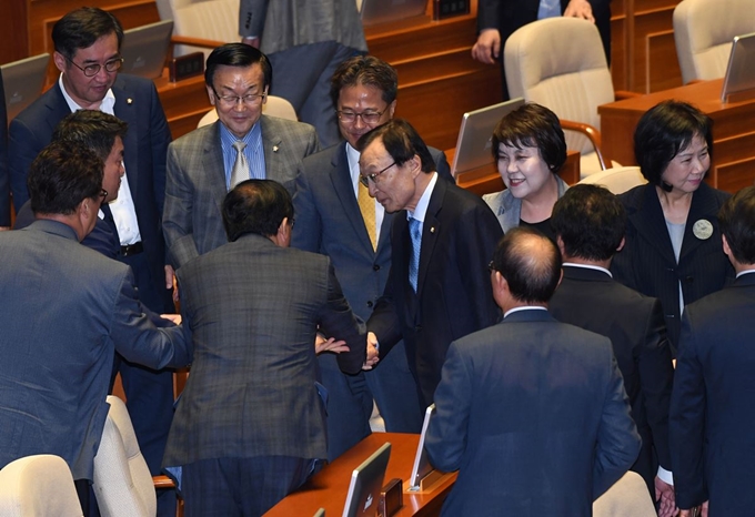 이해찬 더불어민주당 대표가 4일 오전 서울 여의도 국회 본회의에서 교섭단체 대표연설을 마치고 동료의원들과 인사를 하고 있다. 홍인기 기자