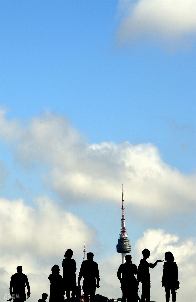 4일 오전 서울 용산구 국립중앙박물관에서 바라본 남산타워와 하늘이 맑고 청명한 가을 날씨를 보이고 있다. 배우한 기자