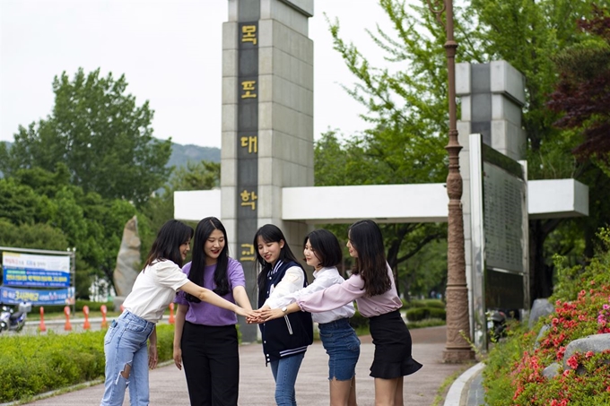 목포대 홍보도우미 학생들이 정문에서 화이팅을 외치고 있다. 목포대 제공